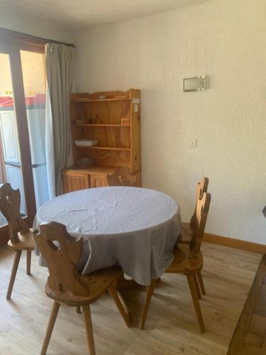 Habitación con mesa y 2 sillas en Appartement dans résidence avec piscine, en Saint-Jean-dʼAulps