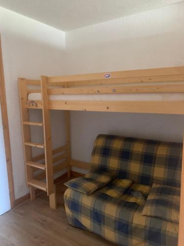 1 dormitorio con litera y sofá en Appartement dans résidence avec piscine, en Saint-Jean-dʼAulps