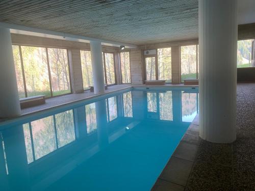 una piscina de agua azul en un edificio en Appartement dans résidence avec piscine, en Saint-Jean-dʼAulps