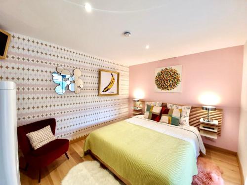 ein Schlafzimmer mit einem Bett und einem Stuhl in der Unterkunft La Maison Pop Appartement meublé indépendant avec jardin in Romans-sur-Isère