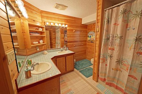 ein Badezimmer mit Waschbecken und Dusche in der Unterkunft D116A-The Salty Quacker in Duck