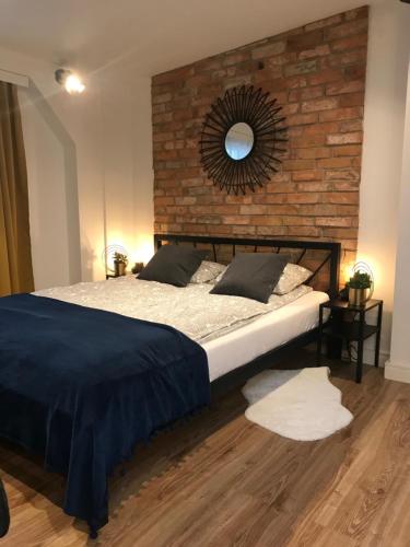 Un pat sau paturi într-o cameră la Apartament Ko-Piernika w Toruniu, w Sercu toruńskiej Starówki