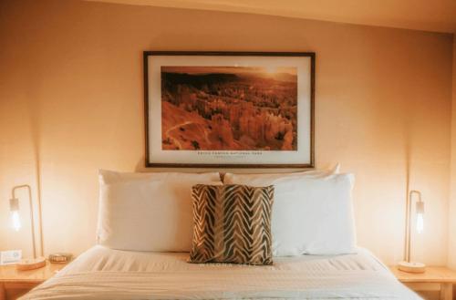 Cama o camas de una habitación en The Don Hoel Resort & Venue