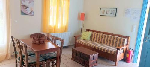 Posezení v ubytování Lourantos Bayside Apartments