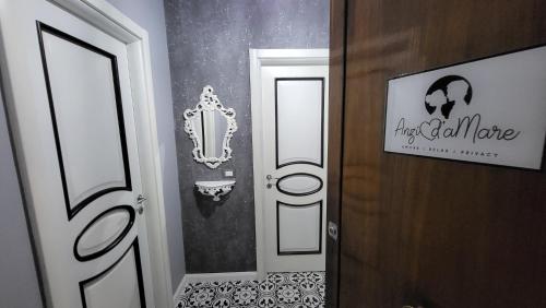 a hallway with a door with a mirror and a bathroom at Anzio d'aMare in Anzio