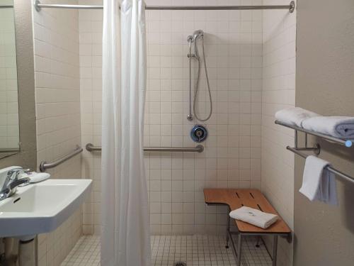 een badkamer met een douche, een wastafel en een toilet bij Motel 6-Fresno, CA - Blackstone North in Fresno