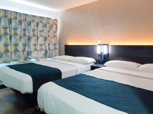 弗雷斯諾的住宿－弗雷斯諾6汽車旅館 - 黑石北，酒店客房设有两张床和窗户。