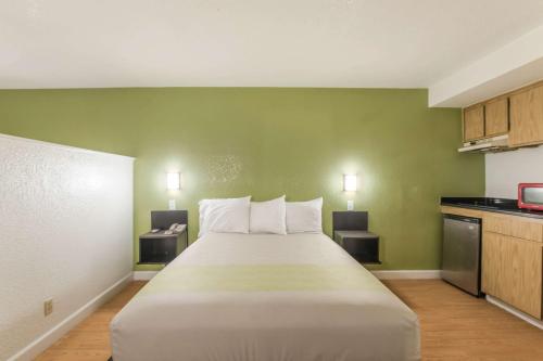 Ένα ή περισσότερα κρεβάτια σε δωμάτιο στο Motel 6 Hemet