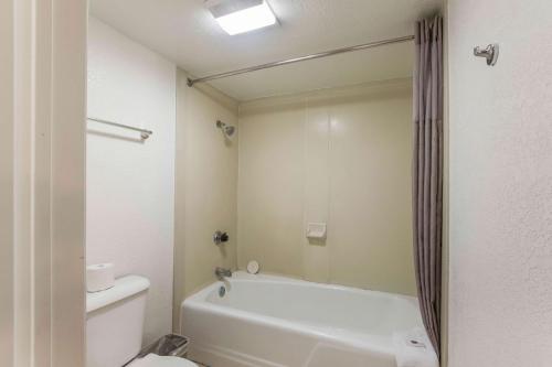 Ένα μπάνιο στο Motel 6 Hemet
