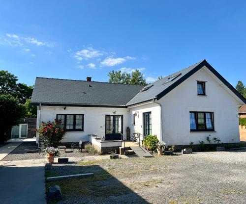 a white house with a driveway at Dame Cerise in Wavre