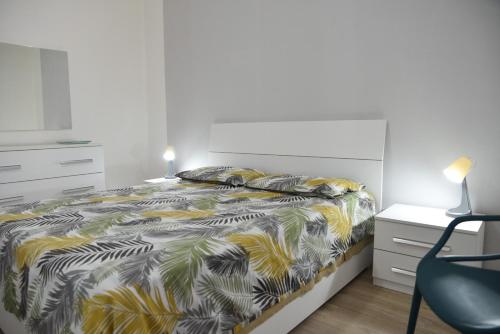 1 dormitorio con cama, escritorio y silla en Perla marina, en Porto Empedocle