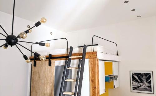 Cette chambre comprend une mezzanine avec un escalier. dans l'établissement Modern loft down town, à Foix