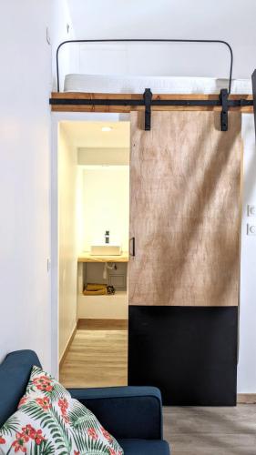 Ce lit superposé se trouve dans un dortoir doté d'un canapé. dans l'établissement Modern loft down town, à Foix