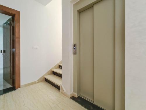 a hallway with a door and stairs in a building at Immeuble Familial Imad in Tétouan