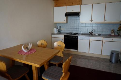 Una cocina o cocineta en Garni Apart Wallamotta Silvretta Card Premium Betrieb