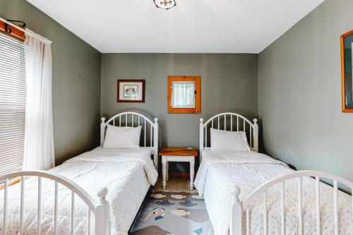 two twin beds in a room with a window at Red Grill in Castleton