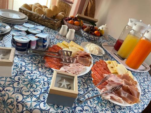uma mesa coberta com pratos de comida numa mesa em Residenza Estea em Tropea