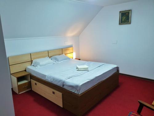 a bedroom with a bed with a book on it at LA GRADINA 