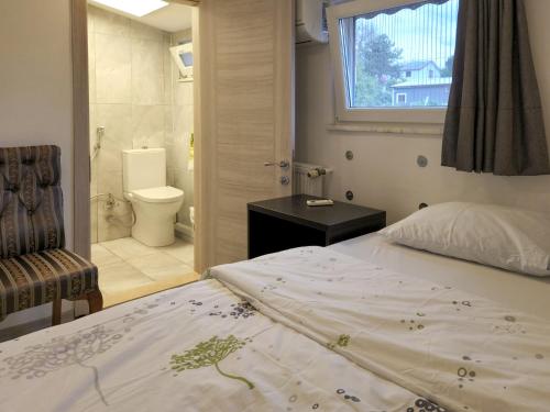 sypialnia z łóżkiem oraz łazienka z toaletą w obiekcie Yaylı Apart w mieście Masukiye