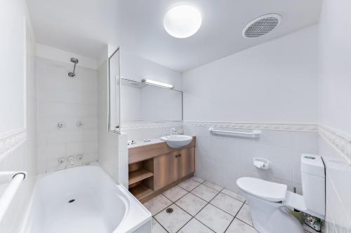 エアリービーチにあるCasa Oceana - Airlie Beachのトイレと洗面台を備えた白いバスルーム