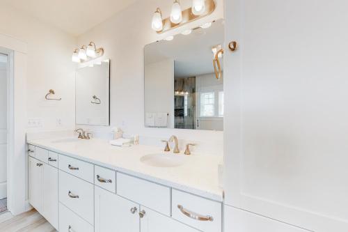 芬威克島的住宿－Fenwick Island --- 501 Glenn Avenue，白色的浴室设有两个盥洗盆和大镜子
