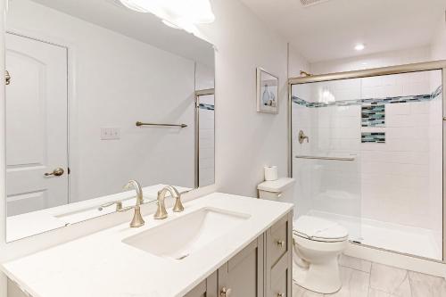 Ένα μπάνιο στο Grande at Canal Pointe 37510 Worcester Dr