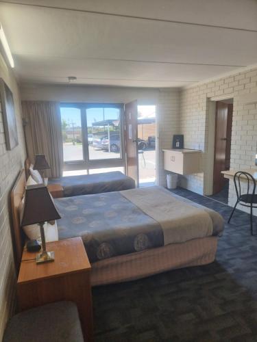 מיטה או מיטות בחדר ב-Hacienda Motel Geelong