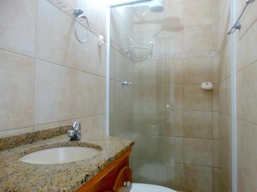 Kylpyhuone majoituspaikassa VIVA BUZIOS no Condominio Aqua Marina casa13