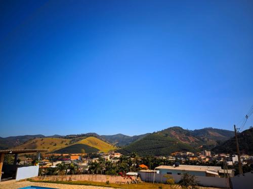 a view of a city with mountains in the background at RECANTO BUSCAPE in Alto Caparao