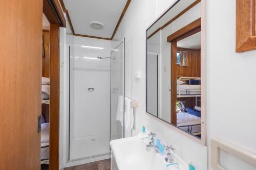 Kamar mandi di Ingenia Holidays Moruya