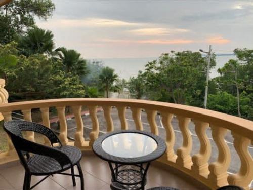 een balkon met 2 stoelen en een tafel bij Gelama Resort Pasir Panjang in Port Dickson