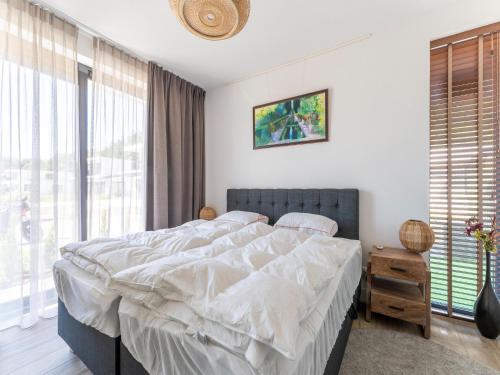 Postel nebo postele na pokoji v ubytování Holiday Home in Harderwijk with Private Outdoor Jacuzzi
