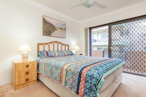 um quarto com uma cama e uma janela em Renas Court 2 em Forster