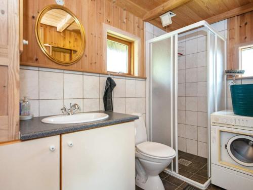 een badkamer met een wastafel en een wasmachine bij Holiday home Hovborg V in Hovborg