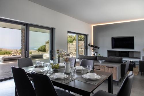 a dining room with a table and chairs at Villa drys II in Elliniká