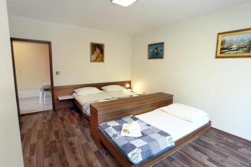 una camera da letto con due letti e uno specchio di Apartment - Stylish Retreat in Portoroz a Portoroz