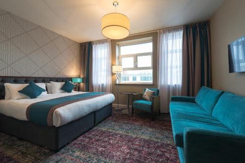 Habitación de hotel con cama y sofá en Admiral of the Humber Wetherspoon, en Hull