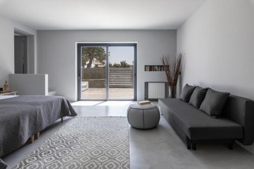 a living room with a couch and a bed at Villa drys II in Elliniká