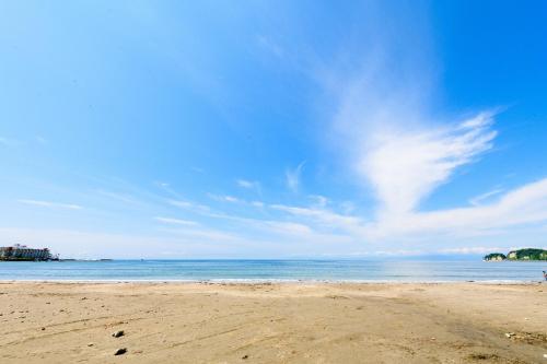 a sandy beach with the ocean in the background at 翡翠-Jade- in Kamakura