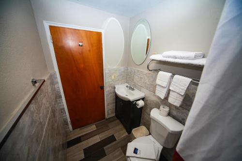 Kamar mandi di Relax Inn-Bradford