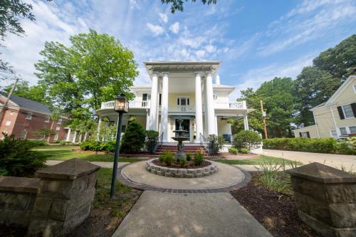 uma casa branca com colunas brancas em The Edenton Collection-The Granville Queen Inn em Edenton