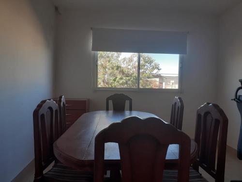 mesa de comedor con sillas y ventana en Lo de Cheo en Salta
