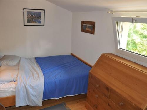 une petite chambre avec un lit et une fenêtre dans l'établissement Maison plain-pied avec jardin, à 350m de la plage, WIFI, à Pleumeur-Bodou - FR-1-368-358, à Pleumeur-Bodou