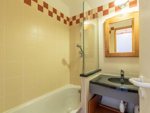 Photo de la galerie de l'établissement Appartement cosy rénové · Accès direct aux pistes · Animaux admis - FR-1-181-2427, à La Plagne Tarentaise