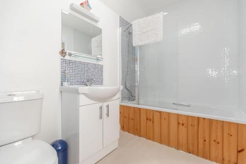 Un baño con inodoro, lavabo y bañera. en Moor Croft, en Whitby