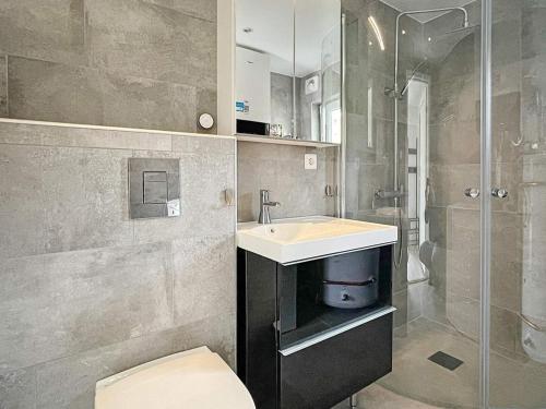 La salle de bains est pourvue d'un lavabo, d'une douche et de toilettes. dans l'établissement Holiday home ÄNGELHOLM IV, à Ängelholm