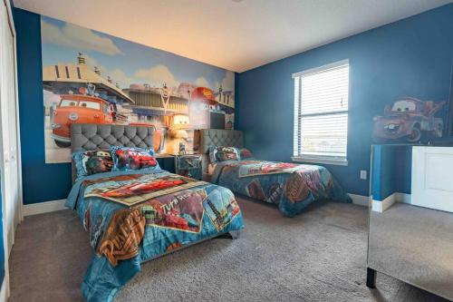 een slaapkamer met 2 bedden en blauwe muren bij SPACIOUS 6bdrm Villa near ALL the attractions!! in Haines City