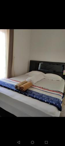 łóżko z ręcznikiem na górze w obiekcie ZG Home Solo w mieście Bonorejo