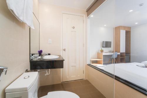 La salle de bains est pourvue de toilettes et d'un lavabo. dans l'établissement Davue Hotel by THG, à Đà Nẵng