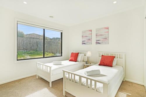 Gambar di galeri bagi KOZYGURU | Greenvale VIC | Roomy Charming | 7 Bed House + Free Parking di Greenvale